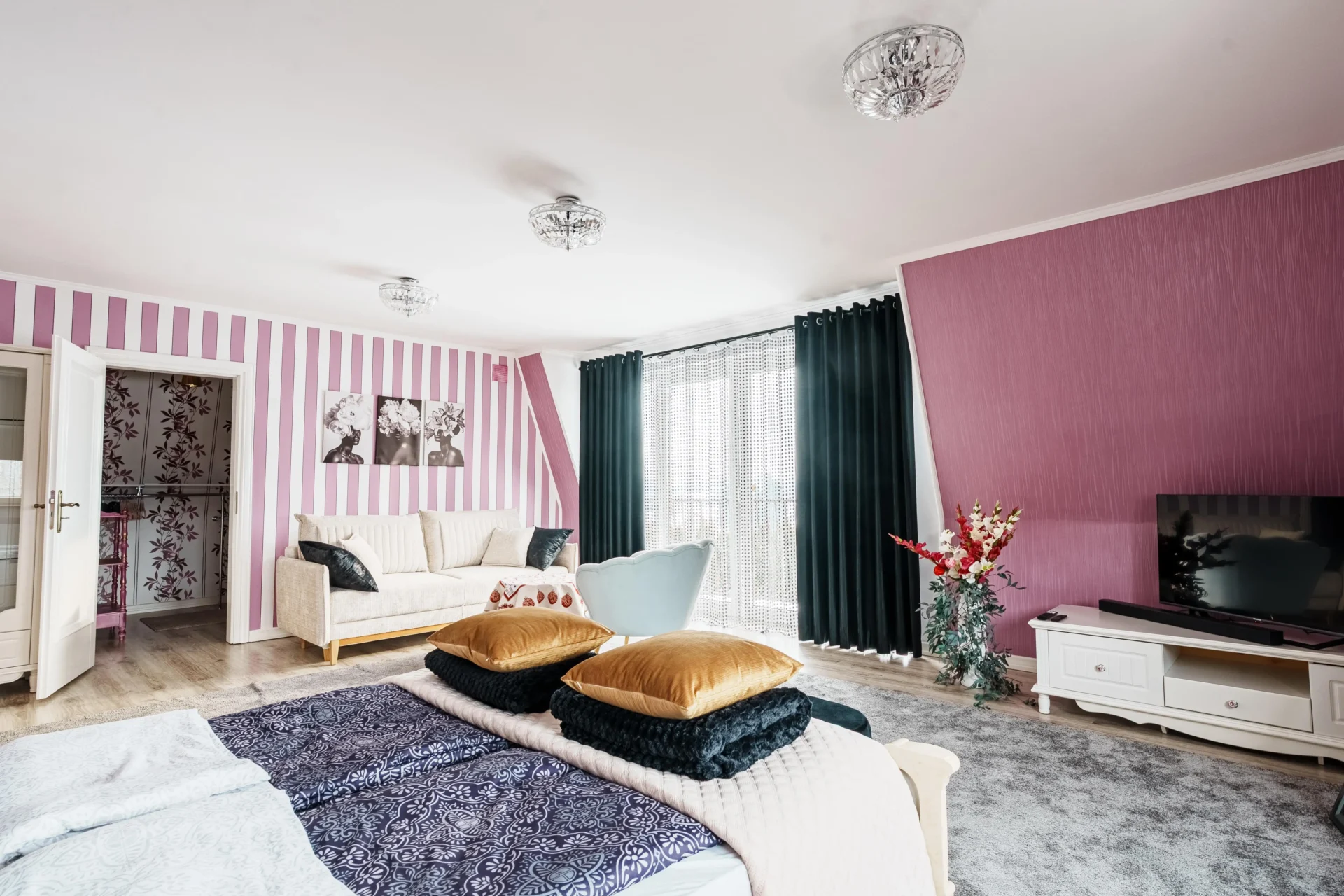 Przestronna sypialnia w willi z jacuzzi na Roztoczu