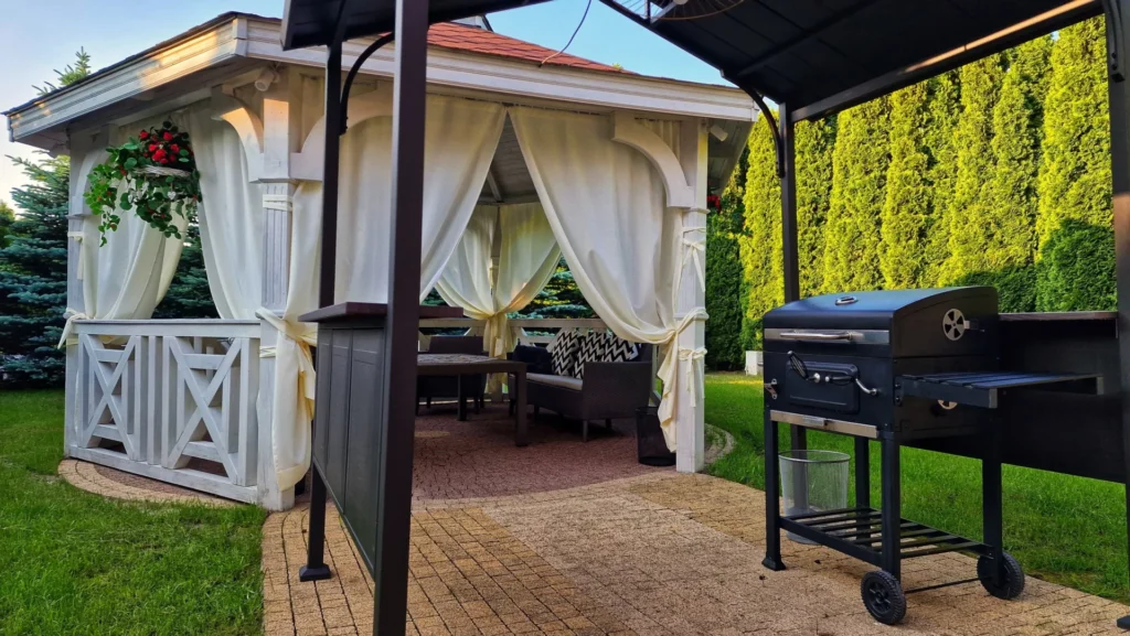 Ogród 5000 m² – altanka grillowa, strefa relaksu, boisko plażowe, mini golf i sezonowy basen.
