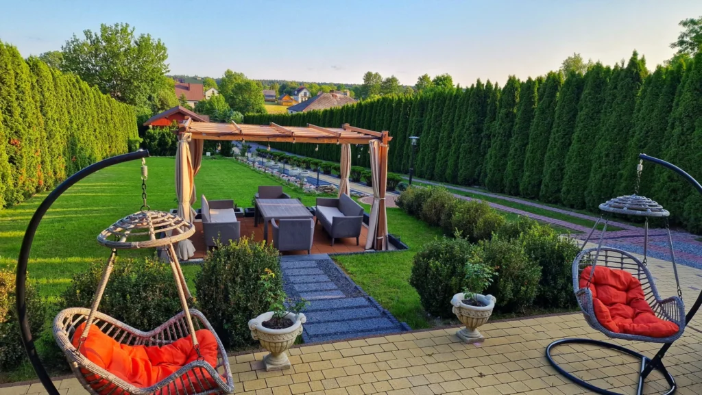Ogród 5000 m² – altanka grillowa, strefa relaksu, boisko plażowe, mini golf i sezonowy basen.
