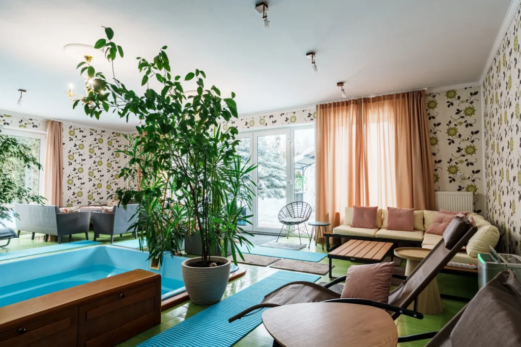 Strefa Basenowa – kryty, podgrzewany basen całoroczny, jacuzzi dla 5 osób, leżaki, Smart TV i wysokiej jakości nagłośnienie.