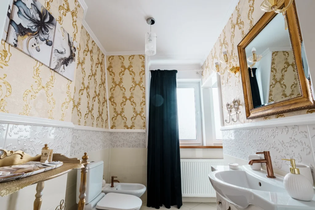 4 eleganckie łazienki – kosmetyki hotelowe, szlafroki i ręczniki do strefy basenowej.
