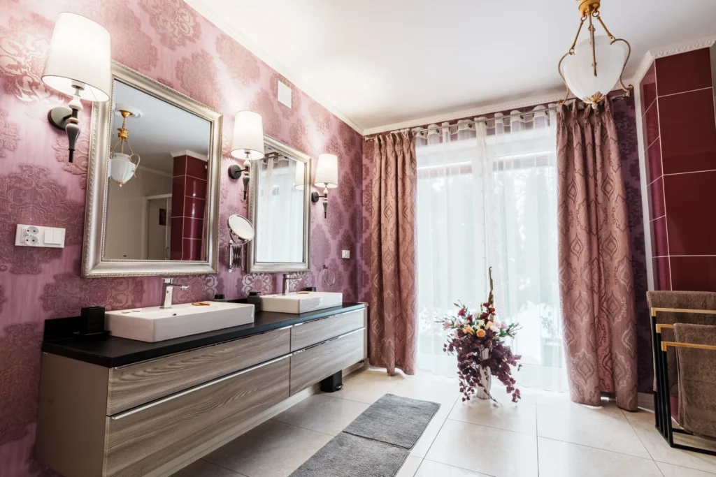 4 eleganckie łazienki – kosmetyki hotelowe, szlafroki i ręczniki do strefy basenowej.