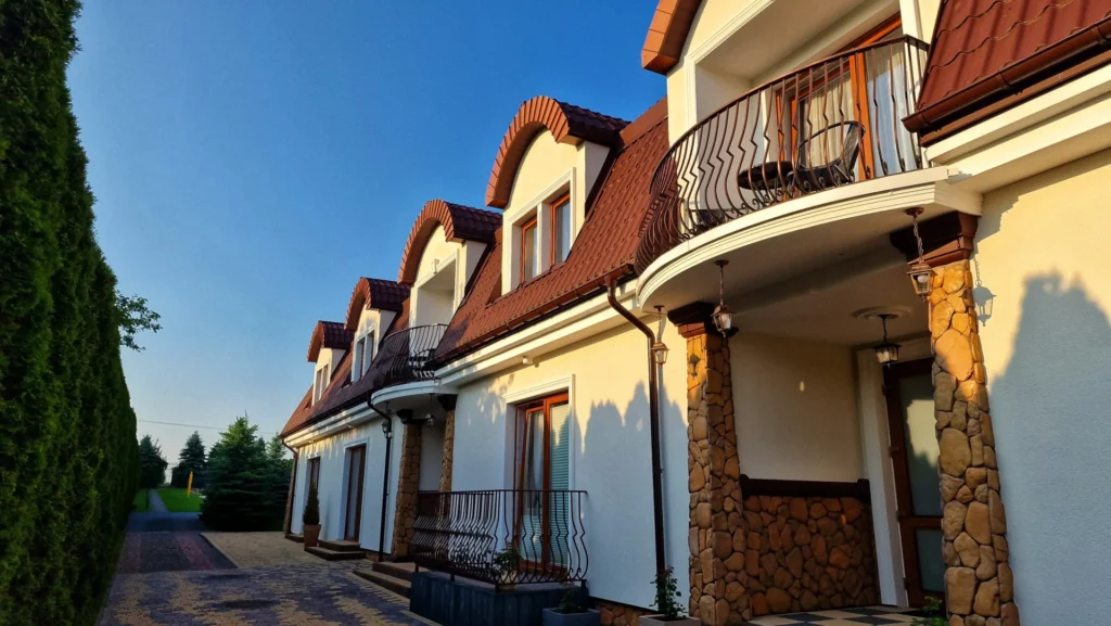 Ogród 5000 m² – altanka grillowa, strefa relaksu, boisko plażowe, mini golf i sezonowy basen.