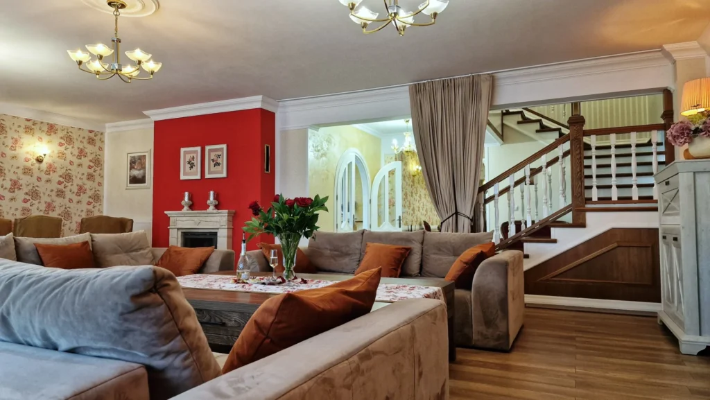 Salon 90 m² – 3 sofy, 75″ Smart TV, kino domowe, stół dla 12 osób, kominek i zasłony sterowane pilotem.