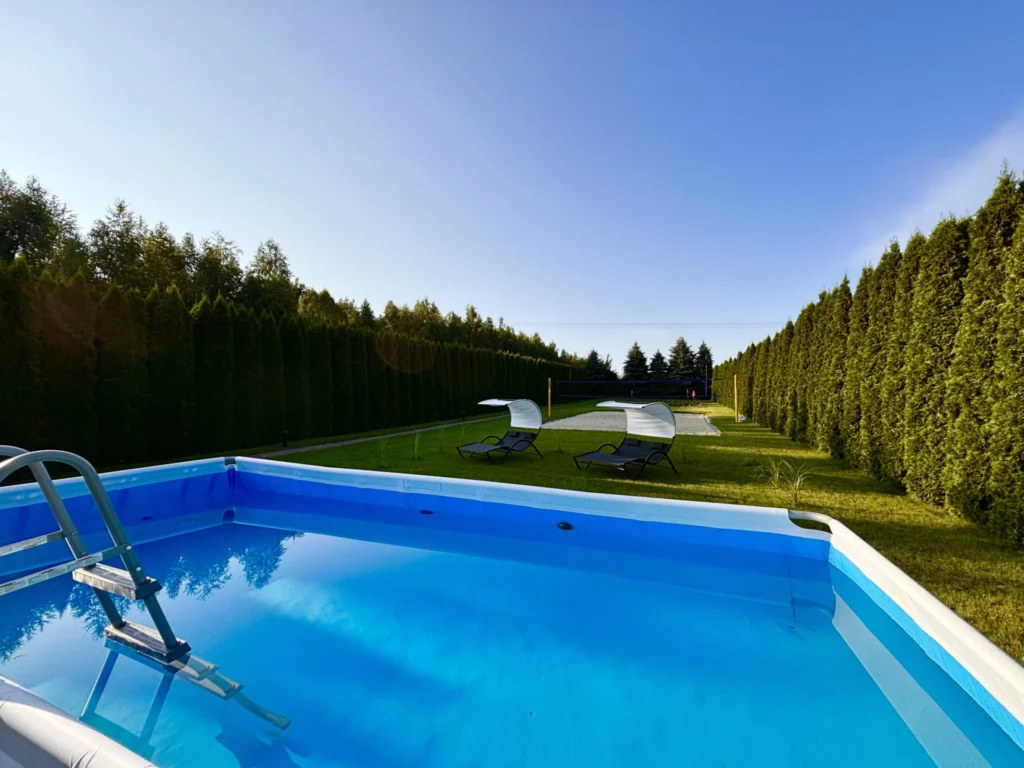 Ogród 5000 m² – altanka grillowa, strefa relaksu, boisko plażowe, mini golf i sezonowy basen.