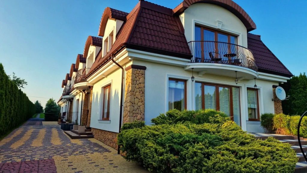Ogród 5000 m² – altanka grillowa, strefa relaksu, boisko plażowe, mini golf i sezonowy basen.