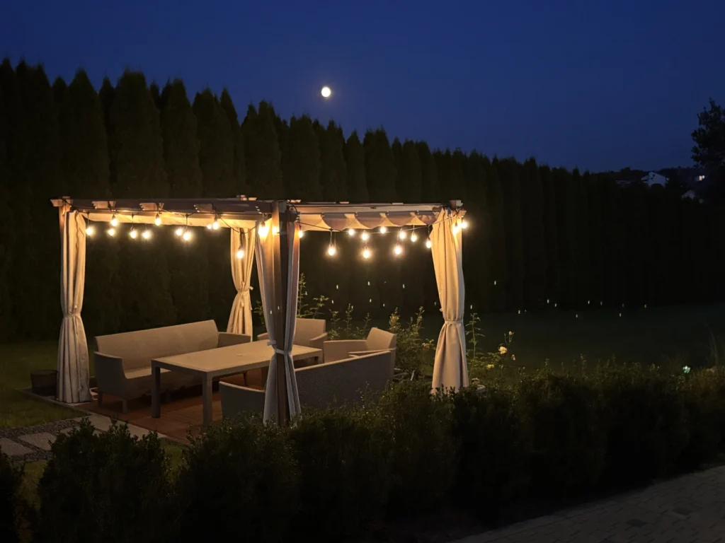 Ogród 5000 m² – altanka grillowa, strefa relaksu, boisko plażowe, mini golf i sezonowy basen.