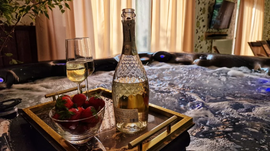 Strefa Basenowa – kryty, podgrzewany basen całoroczny, jacuzzi dla 5 osób, leżaki, Smart TV i wysokiej jakości nagłośnienie.